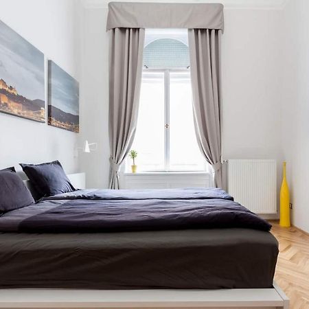 Bpr Sophisticated Astoria Suite With Balcony Budapest Luaran gambar