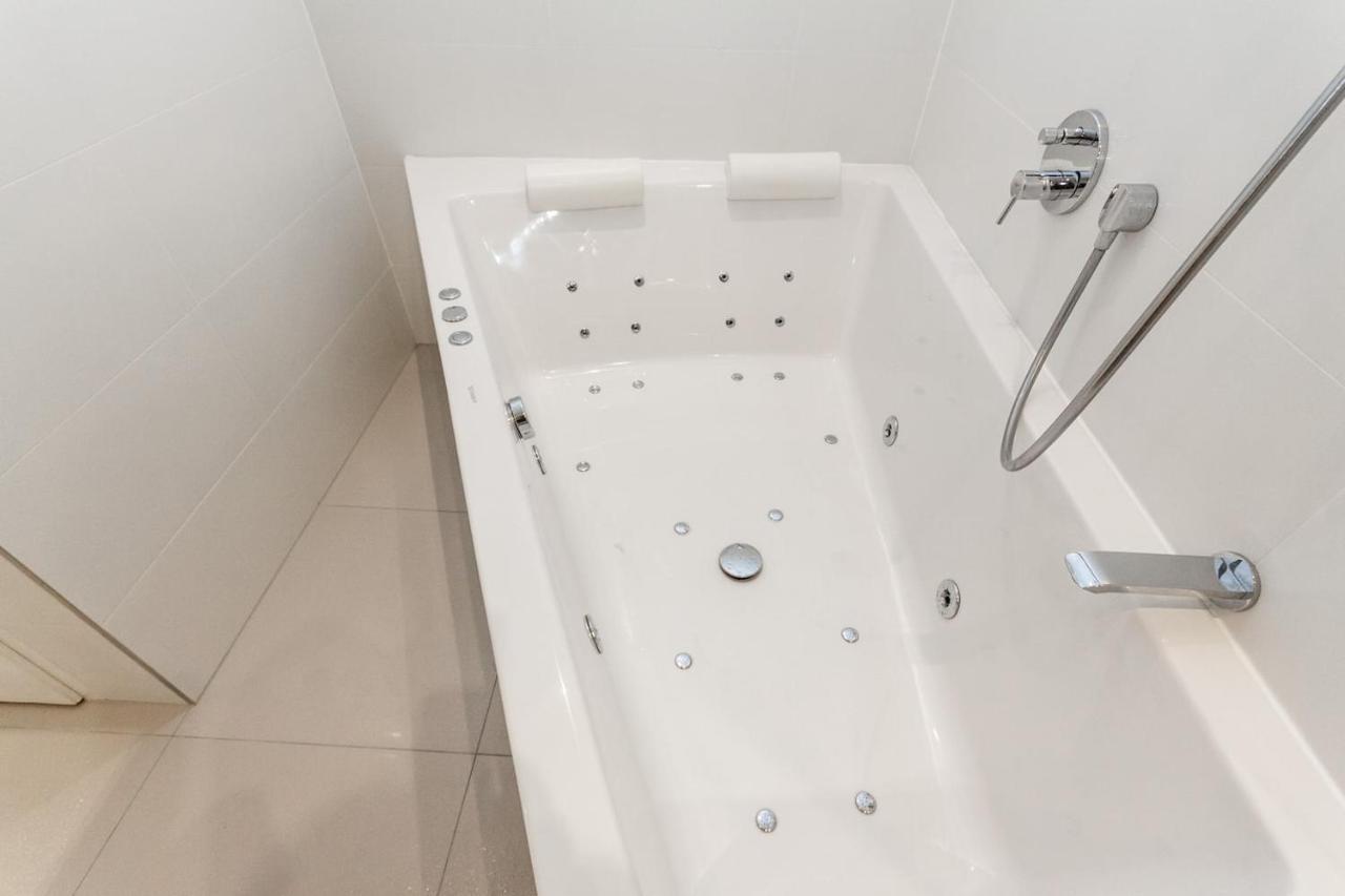 Bpr Sophisticated Astoria Suite With Balcony Budapest Luaran gambar